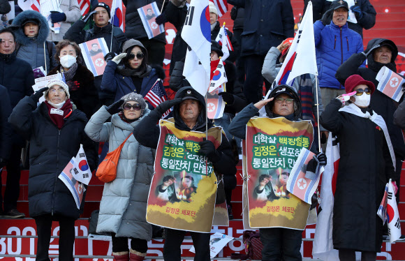 ‘트럼프 대통령께 경례’