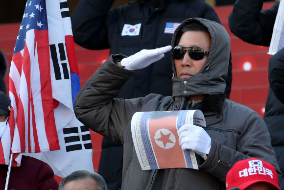 ‘트럼프 대통령께 경례’