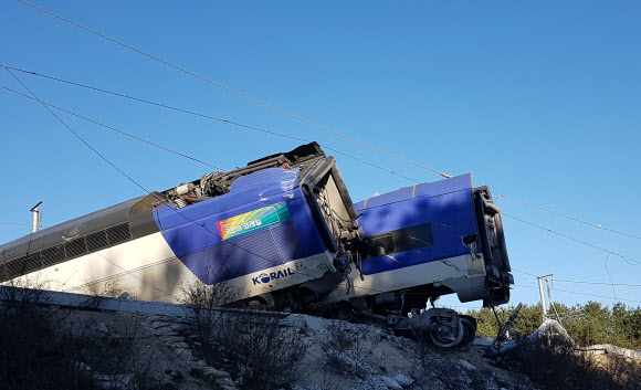 선로 심하게 벗어난 KTX 열차