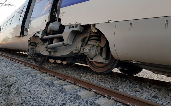 선로 벗어난 KTX 열차
