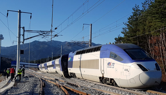 강릉서 선로 벗어난 KTX 열차