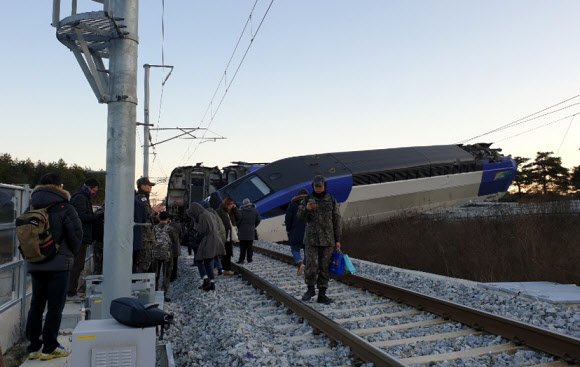 강릉서 KTX 열차 탈선…깜짝 놀란 승객들