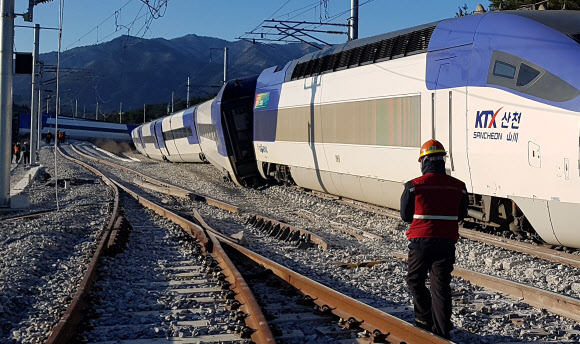 선로 벗어난 KTX 열차