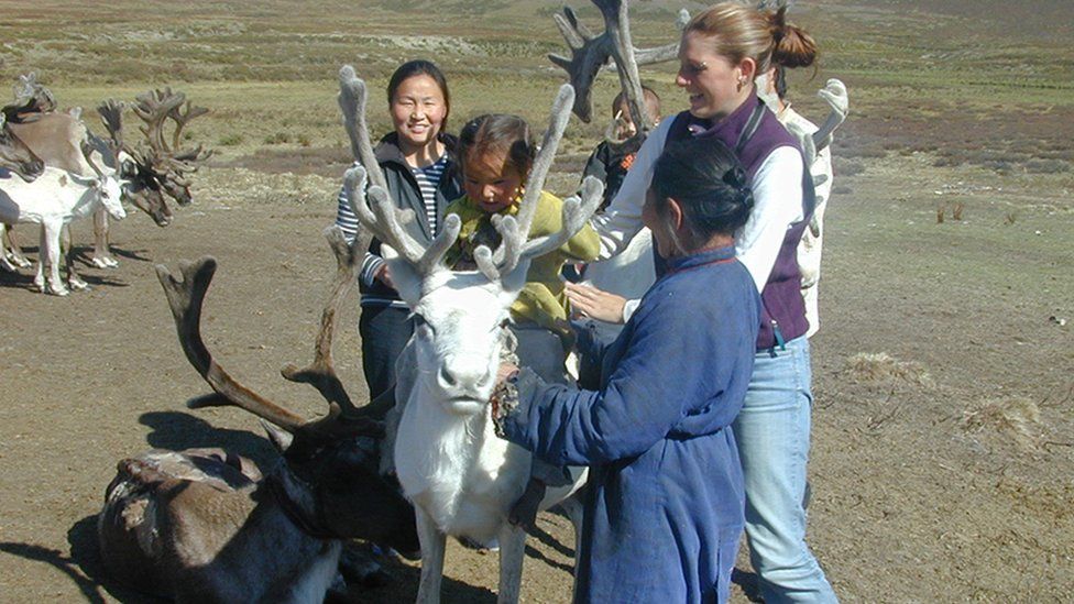 Jerry Haigh  제리 하이그가 몽골 북부에서 현지인 가족과 어울려 흰사슴과 단란한 한때를 보내고 있다.