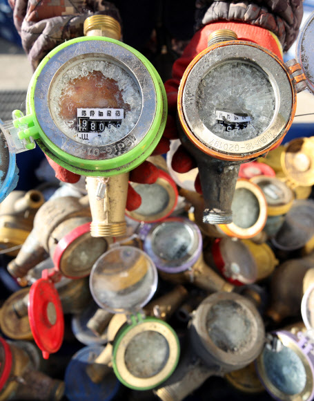 강추위에 동파된 수도계량기