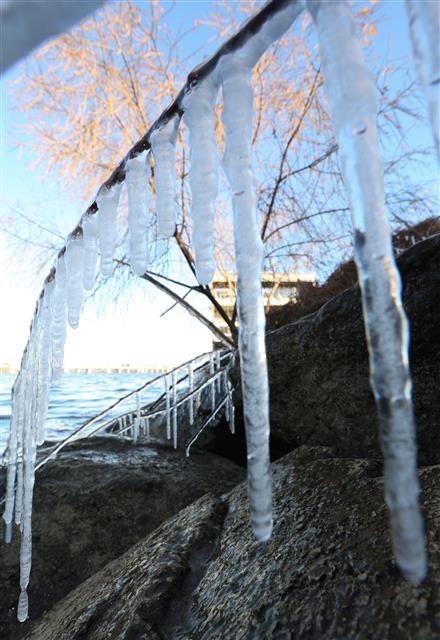 전국적으로 한파가 지속되고 있는 9일 오전 서울 여의도 한강공원 강변에 고드름이 얼어 있다. 기상청은 내일 아침까지 추운 날씨가 지속되다가 내일 낮부터 강추위가 누그러질 것으로 예보했다. 2018.12.9 뉴스1
