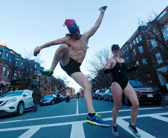 참가자들이 8일(현지시간) 미국 매사추세츠주 보스턴에서 열린 ‘산타 스피도 달리기’ 경기에서 신나게 달리고 있다. EPA 연합뉴스