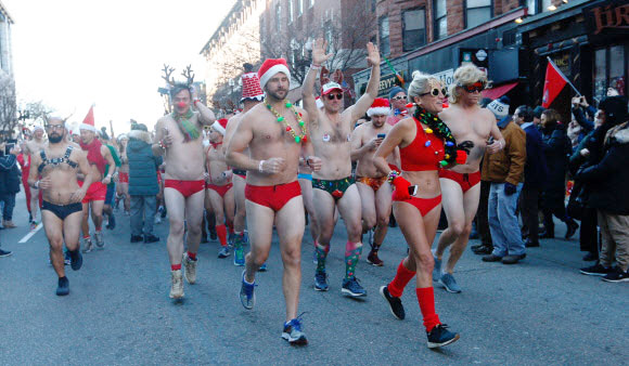 참가자들이 8일(현지시간) 미국 매사추세츠주 보스턴에서 열린 ‘산타 스피도 달리기’ 경기에서 신나게 달리고 있다. EPA 연합뉴스