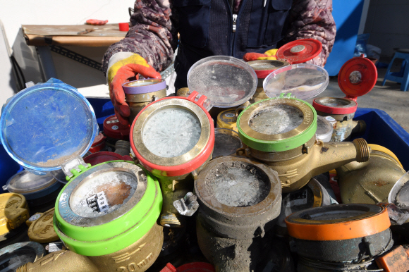 주말 내내 초겨울 한파가 기승을 부린 9일 서울 종로구 중부수도관리소에서 직원이 동파된 수도 계량기를 정리하고 있다. 2018.12.9 도준석 기자 pado@seoul.co.kr