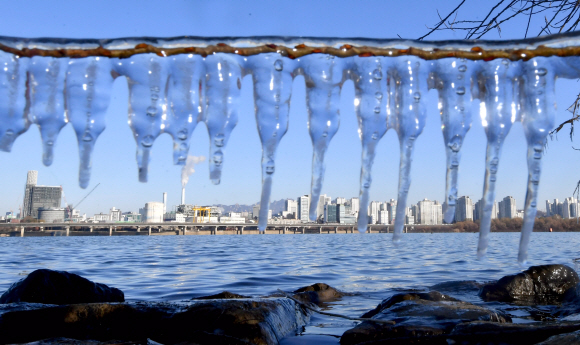 서울이 최저기온 영하 14도를 보인 9일 여의도 한강시민공원에 고드름이 얼어 있다. 2018.12.9 박지환 기자 popocar@seoul.co.kr