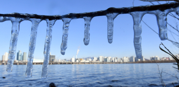 서울이 최저기온 영하 14도를 보인 9일 여의도 한강시민공원에 고드름이 얼어 있다. 2018.12.9 박지환 기자 popocar@seoul.co.kr