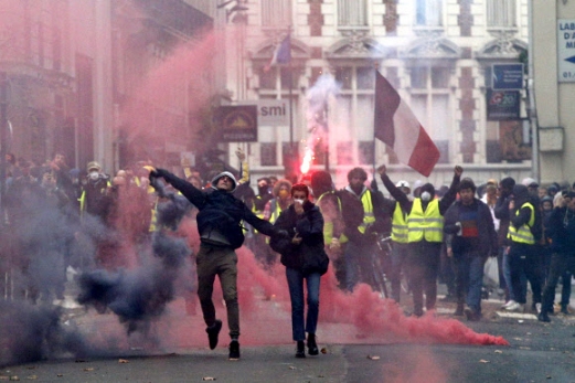 파리에서 경찰과 충돌하는 ‘노란조끼’ 시위대