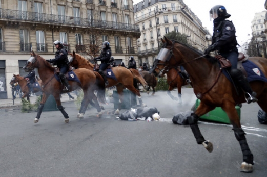 ‘노란조끼’ 시위대와 대치 중인 프랑스 기마 경찰