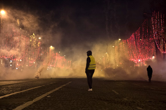 Yellow vests protest in Paris