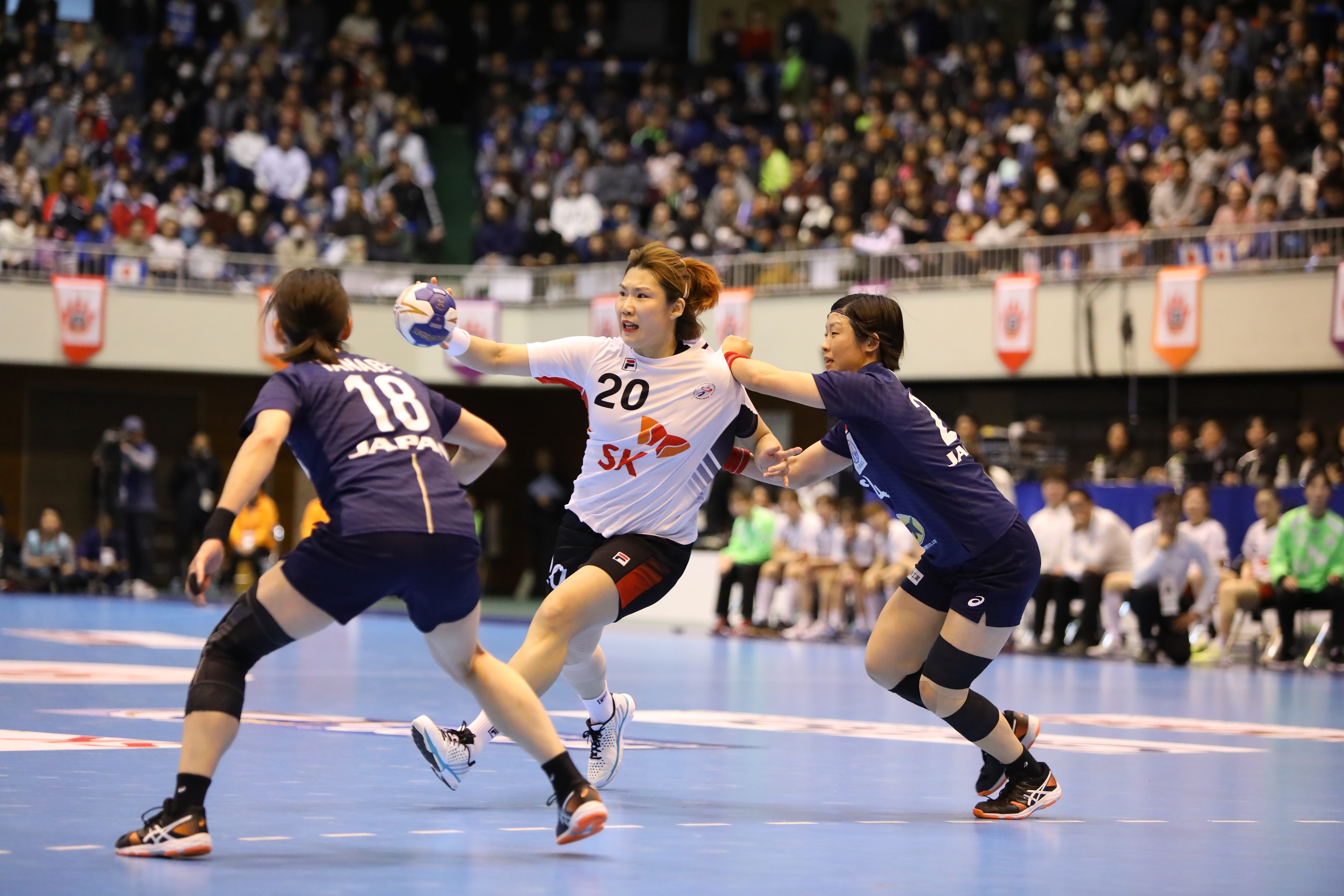 제17회 아시아여자선수권대회에서 김진이가 일본과의 결승 경기에서 돌파를 시도하고 있다