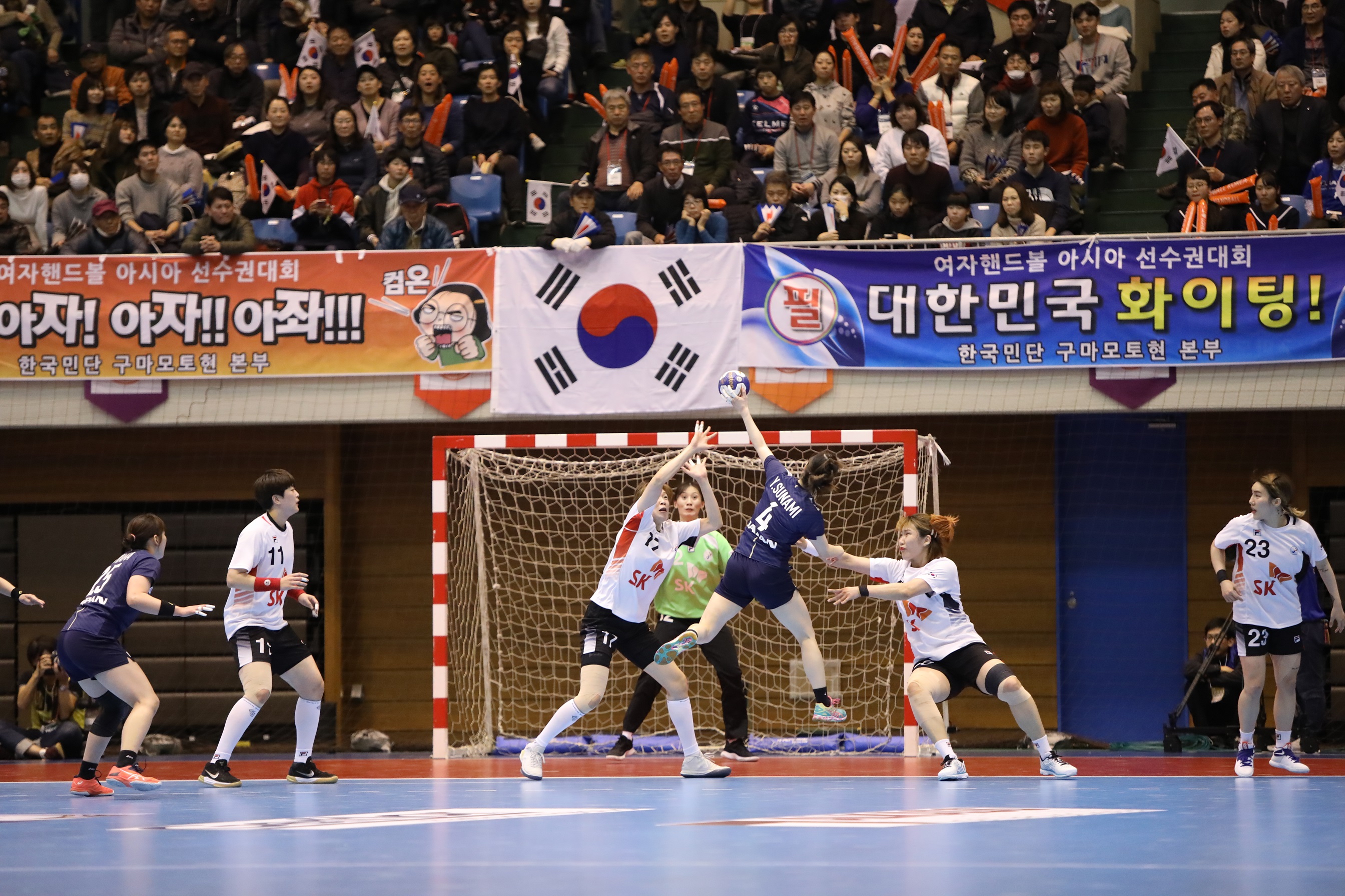 제17회 아시아여자선수권대회에서  한국 선수들이 일본과의 결승 경기에서 수비를 하고 있다.