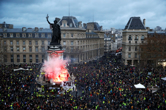 분노한 ‘노란조끼’…프랑스 전역서 12만5000명 시위