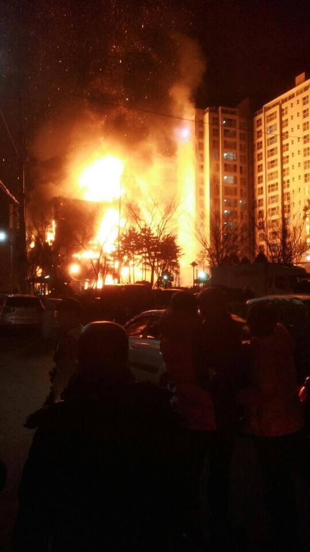 9일 밤 경기 의정부 의정부동의 아파트 모델하우스에서 원인을 알 수 없는 화재가 발생해 불길이 높이 치솟고 있다. 2018.12.9 <br>인스타그램 아이디 ‘nawont’ 제공