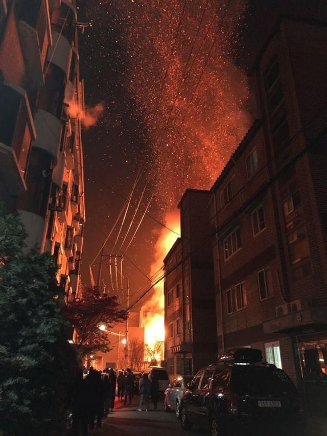 9일 밤 경기 의정부 의정부동의 아파트 모델하우스에서 원인을 알 수 없는 화재가 발생해 불길이 높이 치솟고 있다. 2018.12.9 <br>인스타그램 아이디 ‘nawont’ 제공