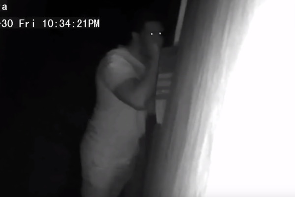 10대 소녀 침실 훔쳐본 남성 CCTV에 포착