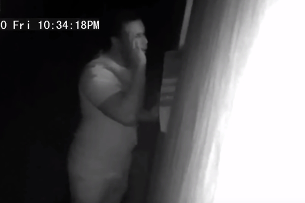 10대 소녀 침실 훔쳐본 남성 CCTV에 포착