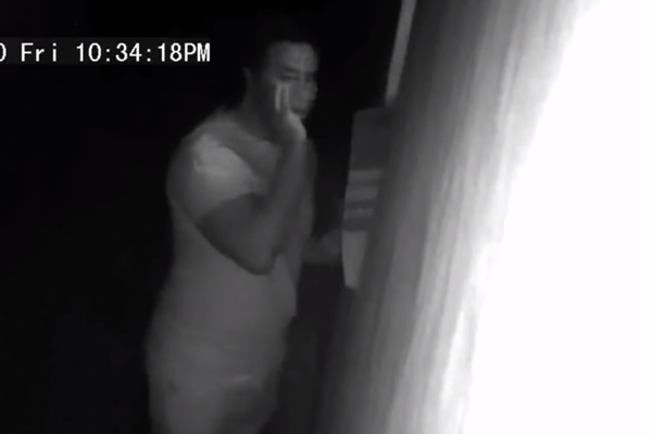 10대 소녀 침실 훔쳐본 남성 CCTV에 포착