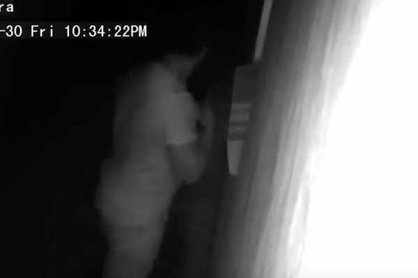 10대 소녀 침실 훔쳐본 남성 CCTV에 포착