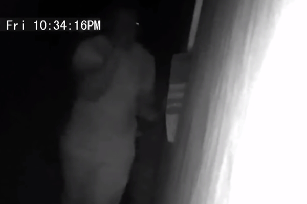 10대 소녀 침실 훔쳐본 남성 CCTV에 포착