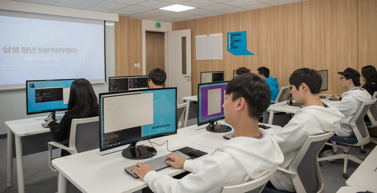 삼성 청년 소프트웨어 아카데미 1기 수강생들이 10일 서울 강남구에 문을 연 교육장에서 시범교육을 받고 있다. 삼성전자 제공 