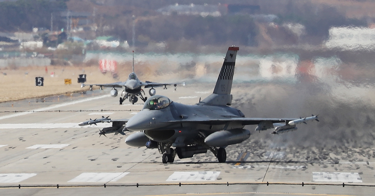 착륙하는 미 공군 F-16 전투기