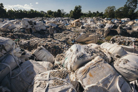 사진은 지난 6일 그린피스 필리핀 사무소 관계자가 민다나오섬에서 한국발 플라스틱 쓰레기를 조사하고 있는 모습. 그린피스 제공