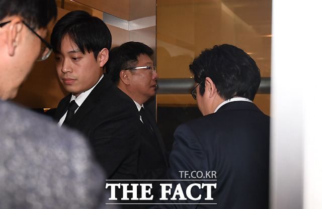 10일 밤 ‘절친’ 이재수 빈소 찾은 박지만 EG 회장. 더팩트 제공