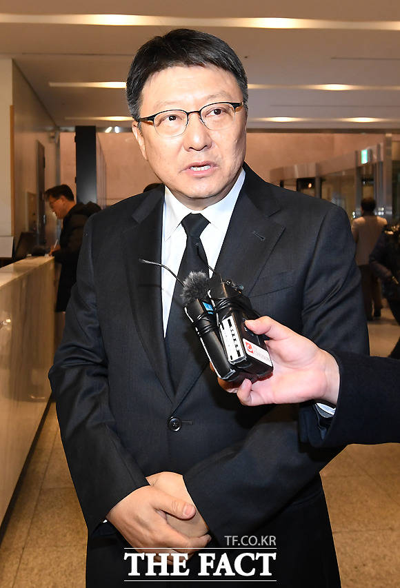 10일 밤 ‘절친’ 이재수 빈소 찾은 박지만 EG 회장. 더팩트 제공