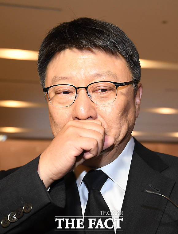 10일 밤 ‘절친’ 이재수 빈소 찾은 박지만 EG 회장. 더팩트 제공