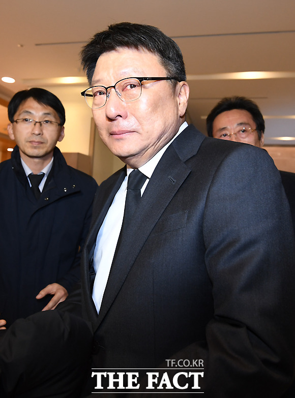 10일 밤 ‘절친’ 이재수 빈소 찾은 박지만 EG 회장. 더팩트 제공