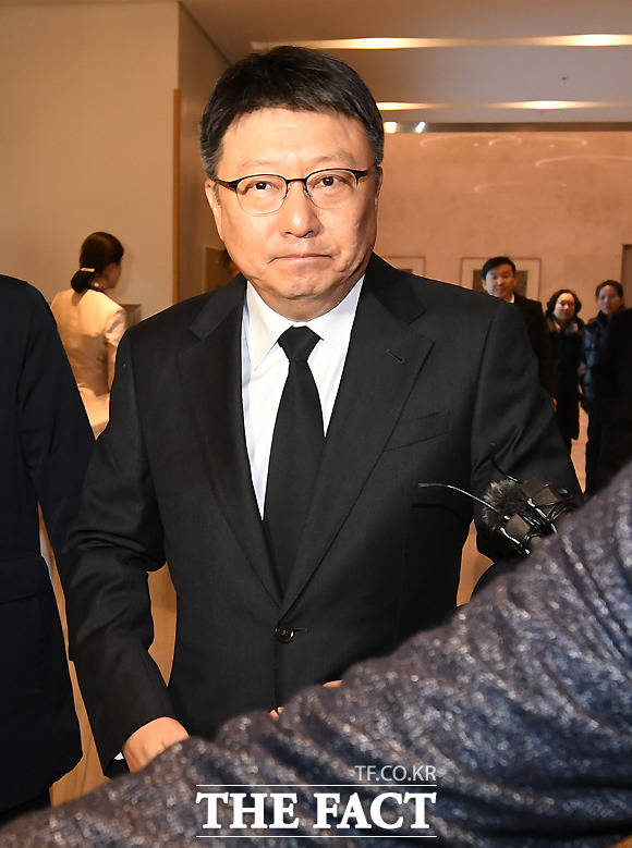 10일 밤 ‘절친’ 이재수 빈소 찾은 박지만 EG 회장. 더팩트 제공