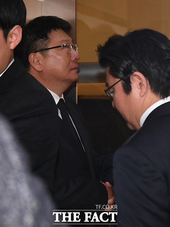 10일 밤 ‘절친’ 이재수 빈소 찾은 박지만 EG 회장. 더팩트 제공