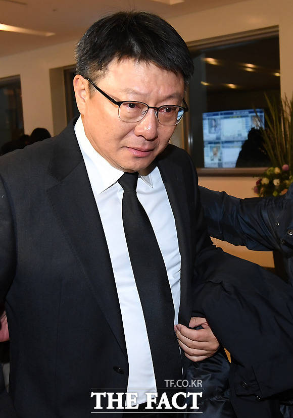 10일 밤 ‘절친’ 이재수 빈소 찾은 박지만 EG그룹 회장. 더팩트 제공