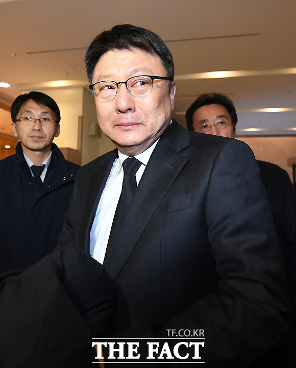 10일 밤 ‘절친’ 이재수 빈소 찾은 박지만 EG 회장. 더팩트 제공