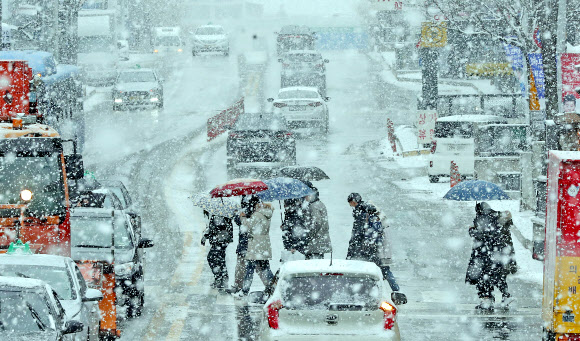 함박눈 내리는 도심 거리