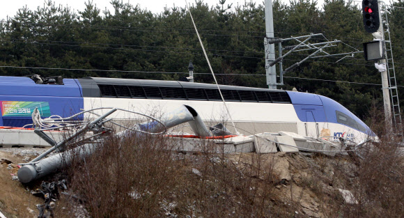 탈선사고 현장 달리는 KTX 열차