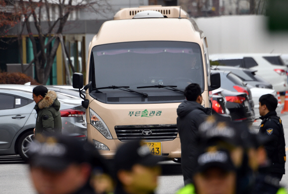 한·미 방위비 협상에 참여하는 미국 관계자를 태운 차량이 11일 협상 장소가 마련된 서울 동대문구 국방연구원으로 들어서고 있다. 박지환 기자 popocar@seoul.co.kr