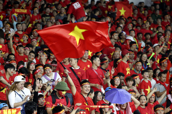 쿠알라룸푸르의 부킷 잘리 국립경기장에는 많은 베트남 응원단이 찾아 열띤 응원을 펼쳤다. 쿠알라룸푸르 AP 연합뉴스 