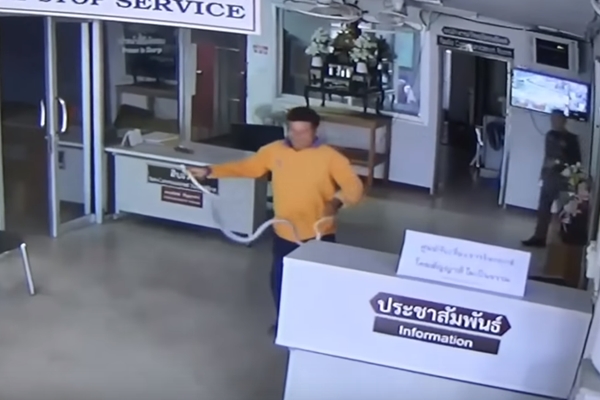 ‘감히 나를 물려고 해?!’