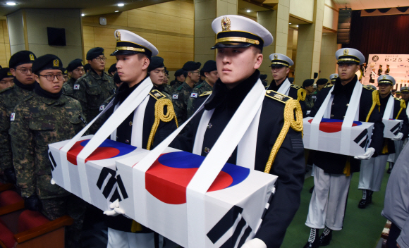 6.25전쟁 국군전사자 유해 365위에 대한 합동 봉안식이 12일 서울 동작구 국립서울현충원에서 거행되고 있다. 이날 봉안식은 유해발굴 추진경과 보고와 종교의식, 헌화와 분향, 영현봉송 순으로 진행됐으며, 이낙연 국무총리를 비롯해 정경두 국방부 장관, 보훈단체대표 등 350여명이 참석했다.2018.12.12. 이종원 선임기자 jongwon@seoul.co.kr