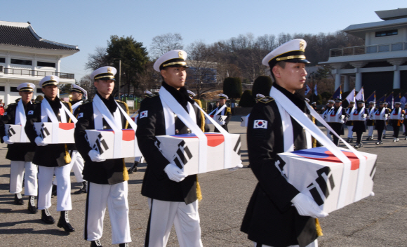 6.25전쟁 국군전사자 유해 365위에 대한 합동 봉안식이 12일 서울 동작구 국립서울현충원에서 거행되고 있다. 이날 봉안식은 유해발굴 추진경과 보고와 종교의식, 헌화와 분향, 영현봉송 순으로 진행됐으며, 이낙연 국무총리를 비롯해 정경두 국방부 장관, 보훈단체대표 등 350여명이 참석했다.2018.12.12. 이종원 선임기자 jongwon@seoul.co.kr