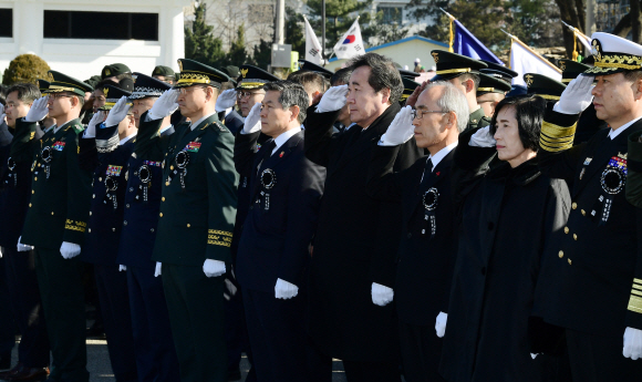 6.25전쟁 국군전사자 유해 365위에 대한 합동 봉안식이 12일 서울 동작구 국립서울현충원에서 거행되고 있다. 이날 봉안식은 유해발굴 추진경과 보고와 종교의식, 헌화와 분향, 영현봉송 순으로 진행됐으며, 이낙연 국무총리를 비롯해 정경두 국방부 장관, 보훈단체대표 등 350여명이 참석했다.2018.12.12. 이종원 선임기자 jongwon@seoul.co.kr