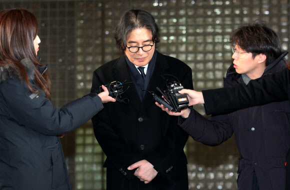 취재진 질문 받는 이호진 전 태광그룹 회장