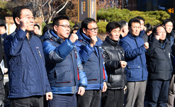12일 서울 국회앞 국민은행에서 열린 카카오택시 카풀반대 집회에 참석한 택시업계 관계자들이 정부의 책임있는 자세를 촉구하며 구호를 외치고 있다. 2018.12.12 박지환기자 popocar@seoul.co.kr