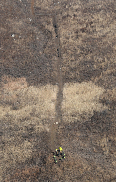 남북 군사당국이 ‘9·19 군사분야 합의서’ 이행 차원에서 시범철수한 비무장지대 내 GP(감시초소)에 대해 12일 오후 상호검증에 나선 가운데 강원도 철원 중부전선에서 북측 현장검증반이 우리측 감시초소를 검증하기 위해 이동하고 있다. 현장검증반은 이날 남북 시범철수 GP를 연결하는 오솔길을 통해 이동했고 오전에 우리측이 북측 GP 철수현장을, 오후에는 북측이 우리측 GP 철수현장을 각각 방문해 검증했다. 남북이 1953년 7월 정전협정 체결 이후 비무장지대 내에 설치된 GP를 상호 방문해 들여다보는 것은 이번이 처음이다. 앞서 남북은 ‘9·19 군사합의서’에 따라 지난달 말까지 시범철수 대상 GP 각각 11개 중 10개를 완전파괴했고, 1개씩은 병력과 장비는 철수하되 원형을 보존했다.. 2018.12.12 철원=사진공동취재단